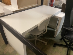 Skrivbord med utdragbart sidobord